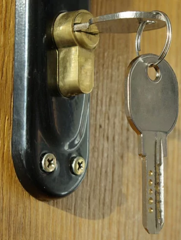 Deblocari usi metalice-cu-cheia-in-butuc-pe-interior